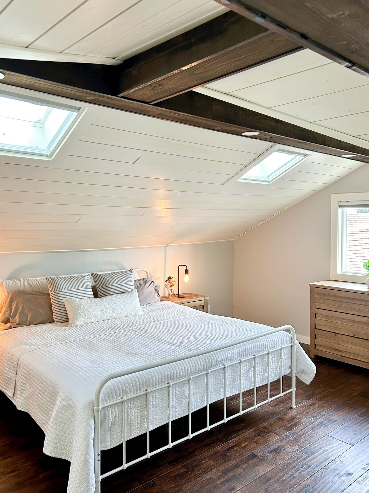 occupied-staging-everett-bedroom-modernmollusk-3