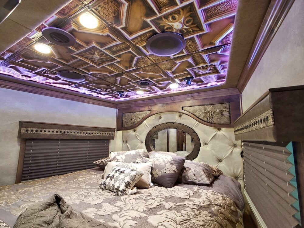 luxury-living-quarter-horse-trailers-trail-boss-conversions-nose-4