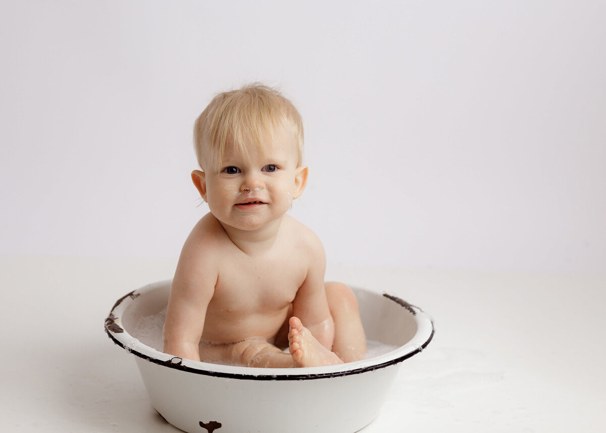 Best Edmonton Cake Smash ans Baby Photography_Kelsie Kelly Photographer 2024 (4)