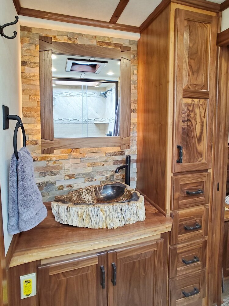 luxury-living-quarter-horse-trailers-trail-boss-conversions-bathrooms-19