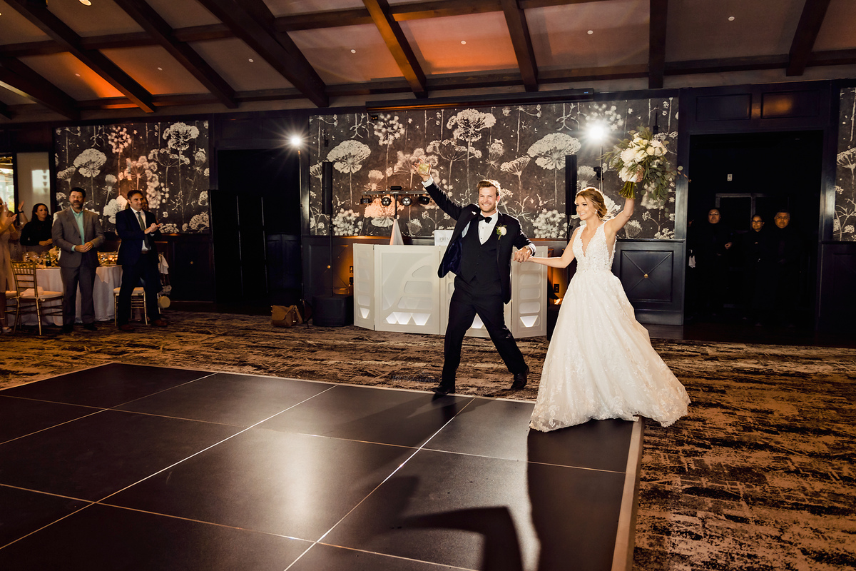 Indulge in couture bliss at Red Berry Estate. Lakeside vows, Gatsby-style mansion, and a dance floor adorned with elegance – a high-end wedding dream come true.