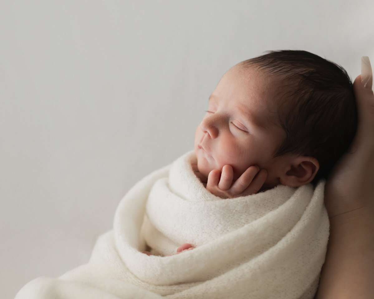 Newborn_baby_in_mothers_hands