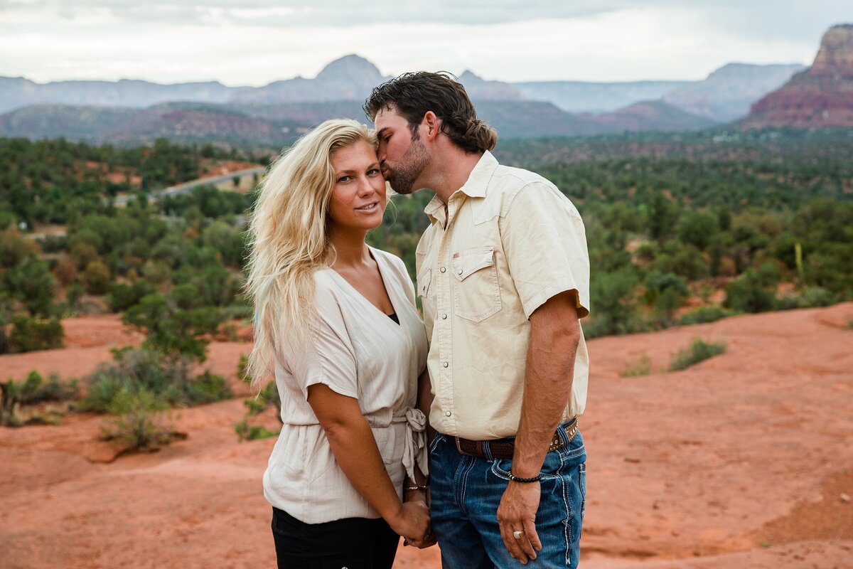 Bell_Rock_Sedona_AZ_Danielle_Holman_Couples_Photography__0005