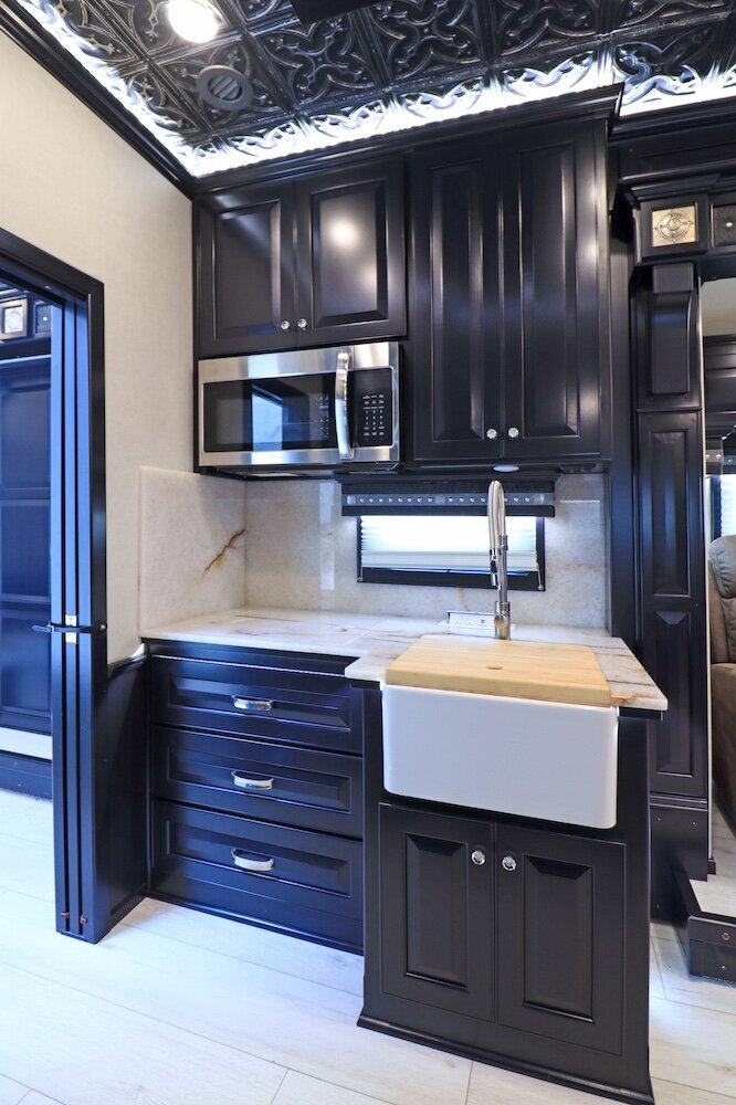 luxury-living-quarter-horse-trailers-trail-boss-conversions-kitchens-23