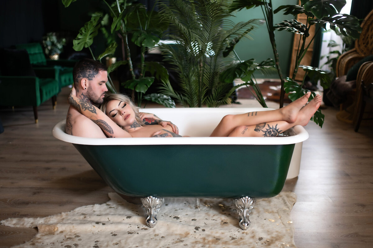 couples_boudoir_saskatoon_bathtub