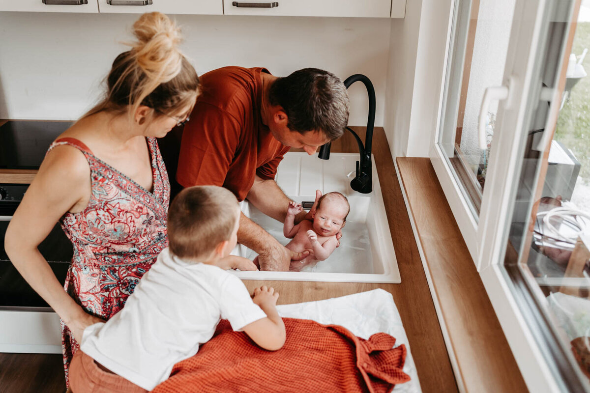 Lifestyle-newborn-foceni-doma_rodinna-fotografka-Praha-vychod_Karolina-Ticha-13