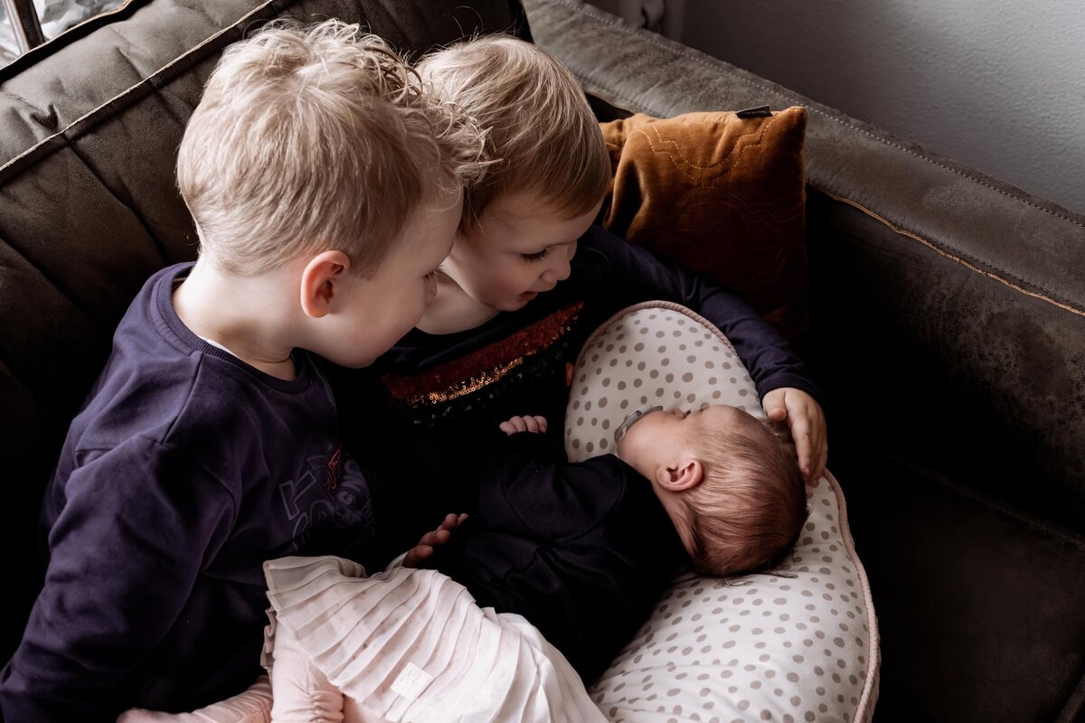 newbornshoot Drenthe Groningen Friesland broertjes zusjes baby gezinsfoto