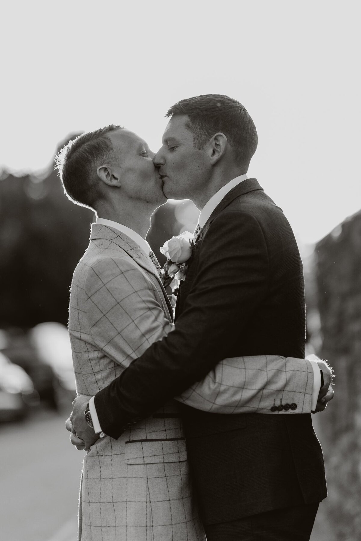 Sunset portraits of a couple in a cotswolds wedding