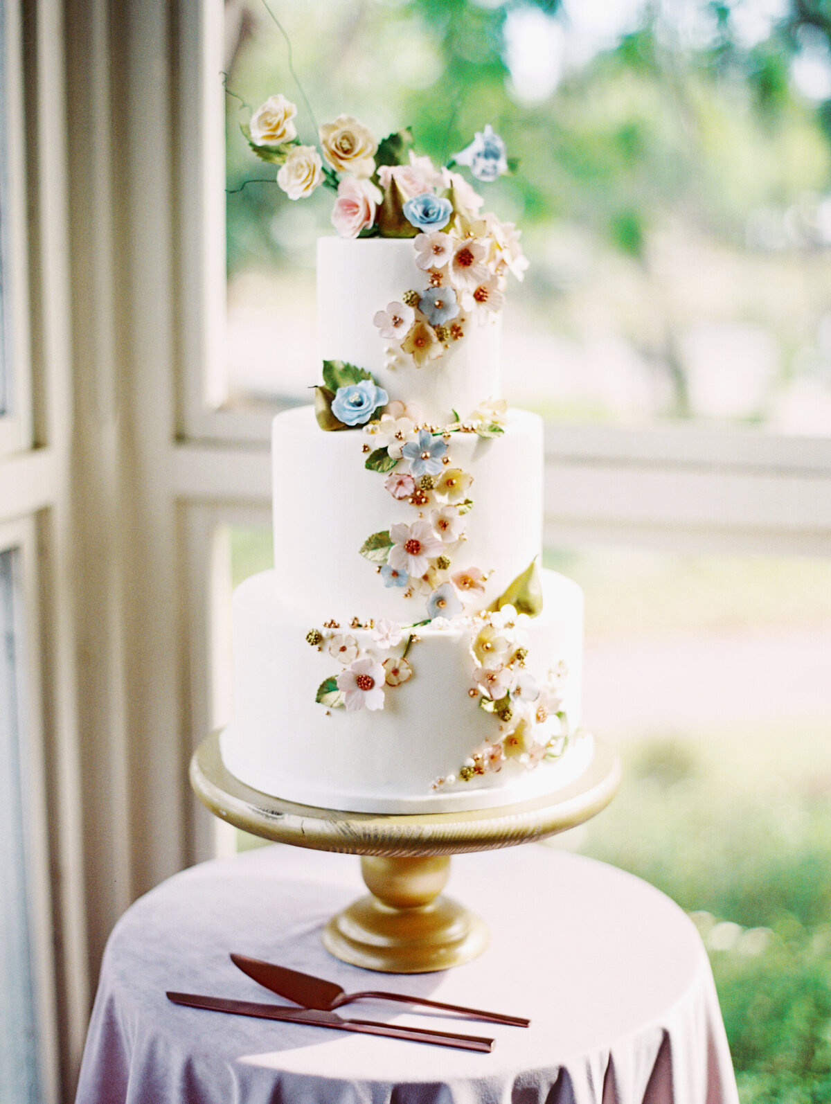 max-owens-design-palmetto-bluff-south-carolina-wedding-22-cake