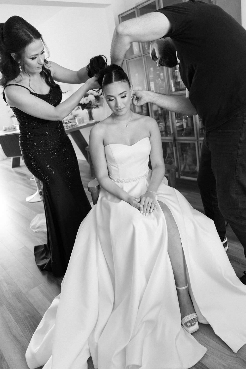 Bride's getting ready portrait | Toronto luxury wedding photographer | Montreal high end wedding photographer