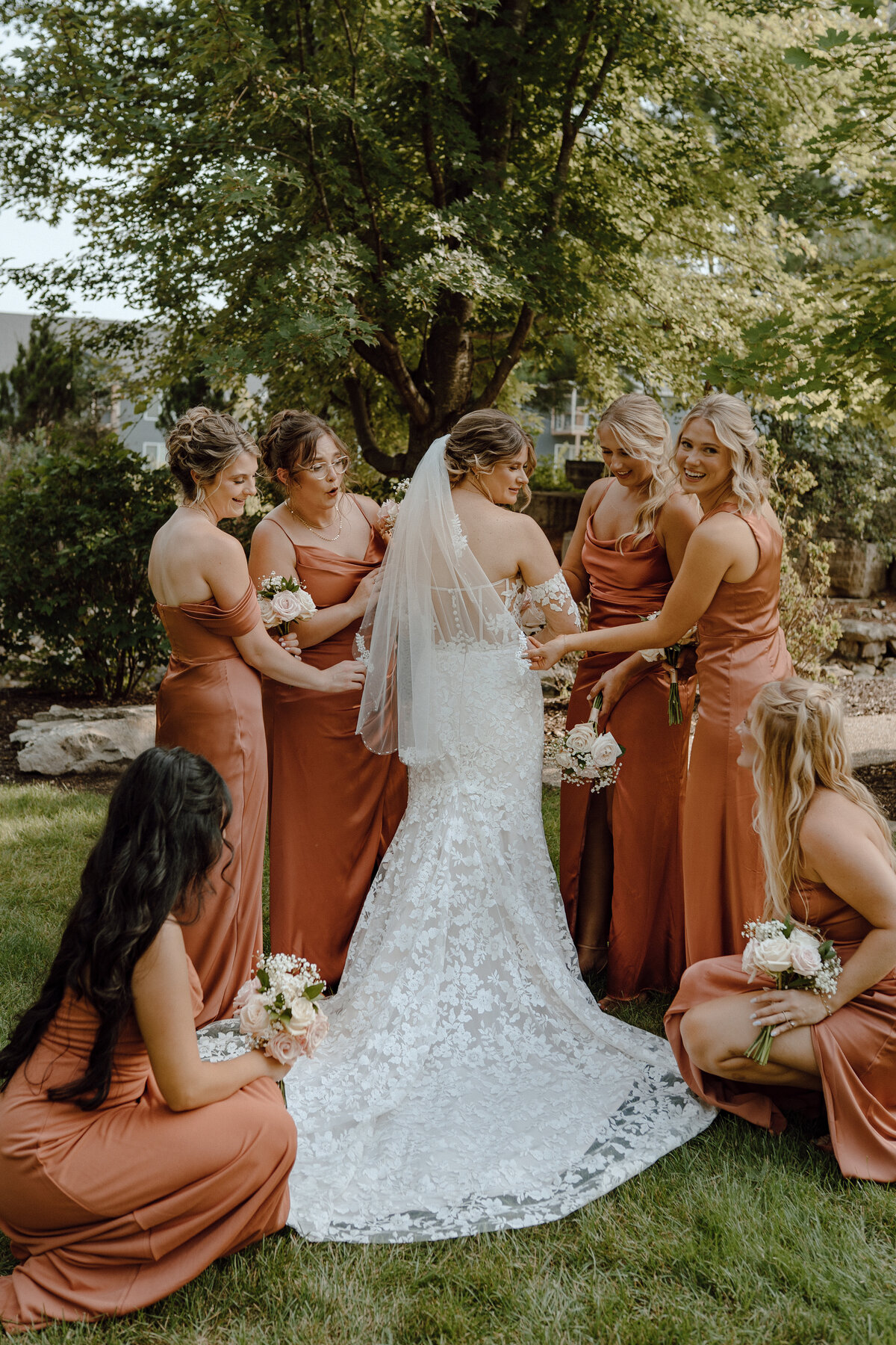 storyteller-collective-photo-co-des-moines-wedding-photographer-bride-with-bridesmaids-laughing