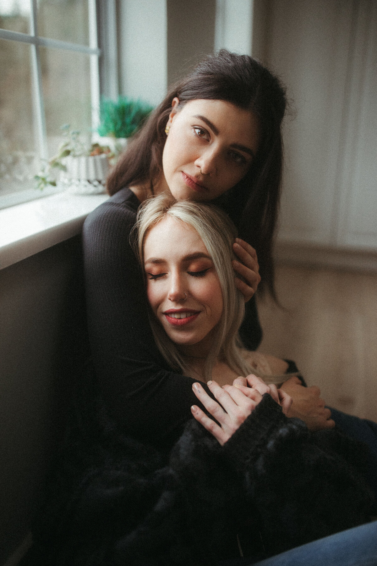 intimate-in-home-lgbtq-couple-bestfriend-portraits-lowres-3