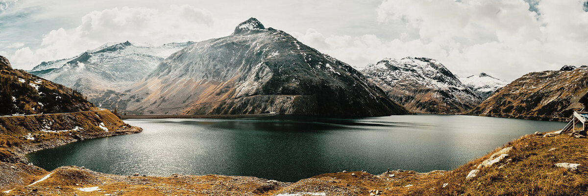 Weitwinklige Panoramaaufnahme der Kölnbreinsperre im Nationalpark Hohe Tauern – Spezialist für Alpenlandschaften und professionelle Landschaftsfotografie in ganz Österreich.