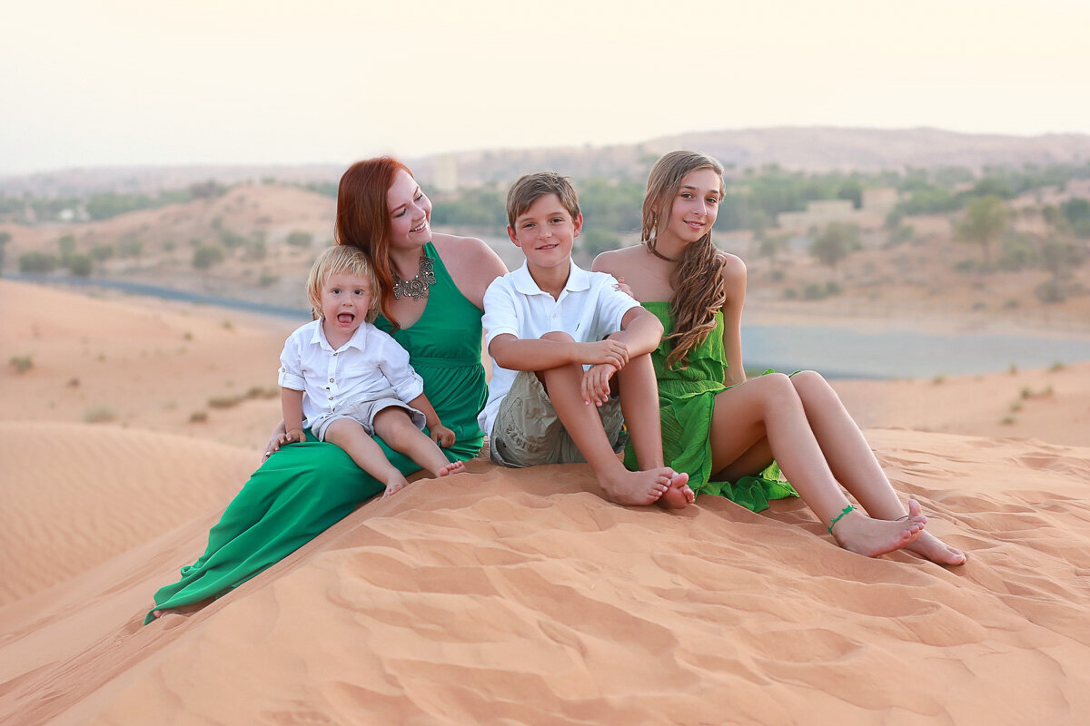 mom-with-kids-photo-session-in-desert