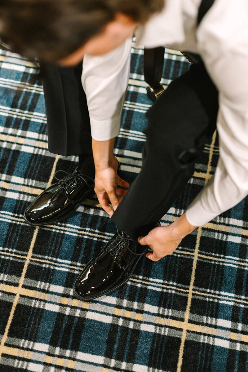 groom-buttoning-suit-jacket-evansville-country-club08