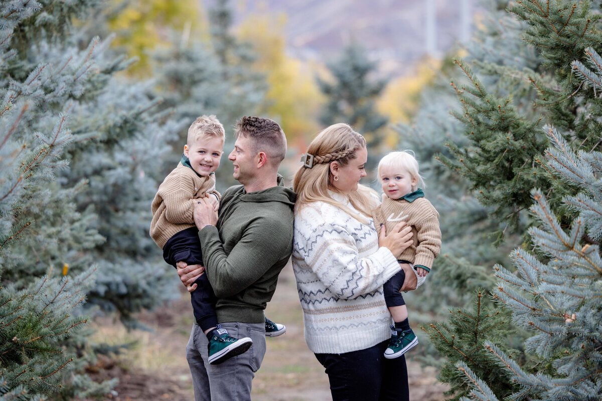 Utah-County-UT-Christmas-Tree-Farm-Mini-Session-Magnolia-and-Grace-Photography-Co-AshbyilyinJ-# (1)-2
