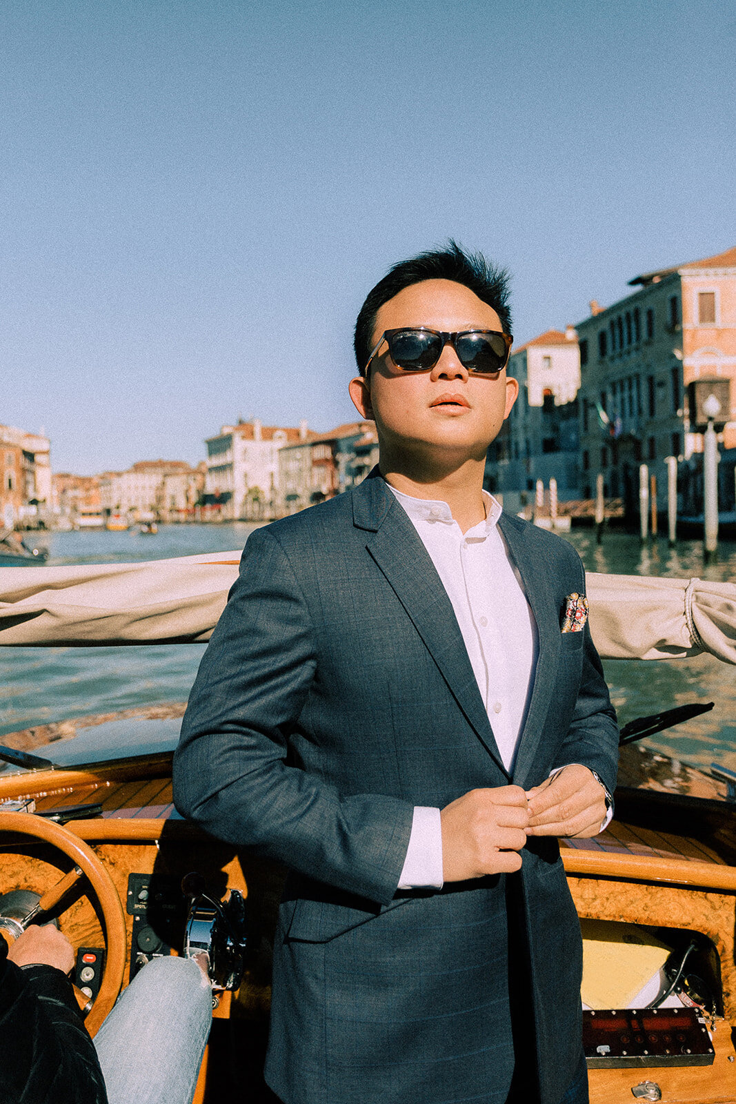 Venice-taxi-boat-luxury-photoshoot-couple-wedding39