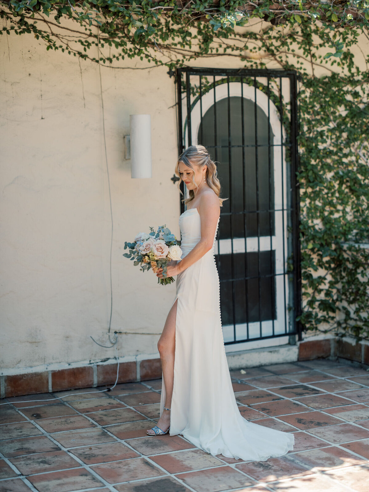 miami-bride-posing-bouquet-7HM-W