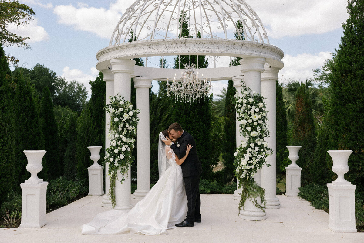 First kiss of bride and groom at La Casa Toscana