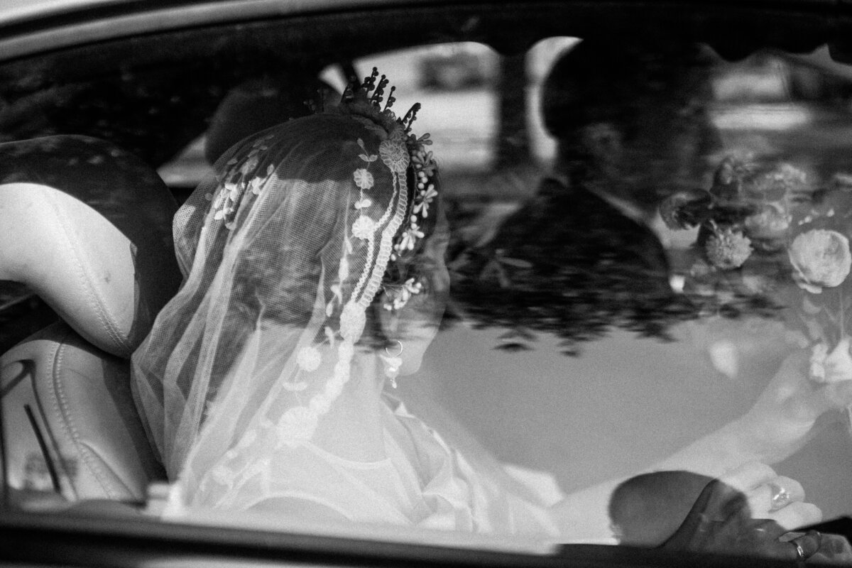 mo davis photography bride and groom exit in car