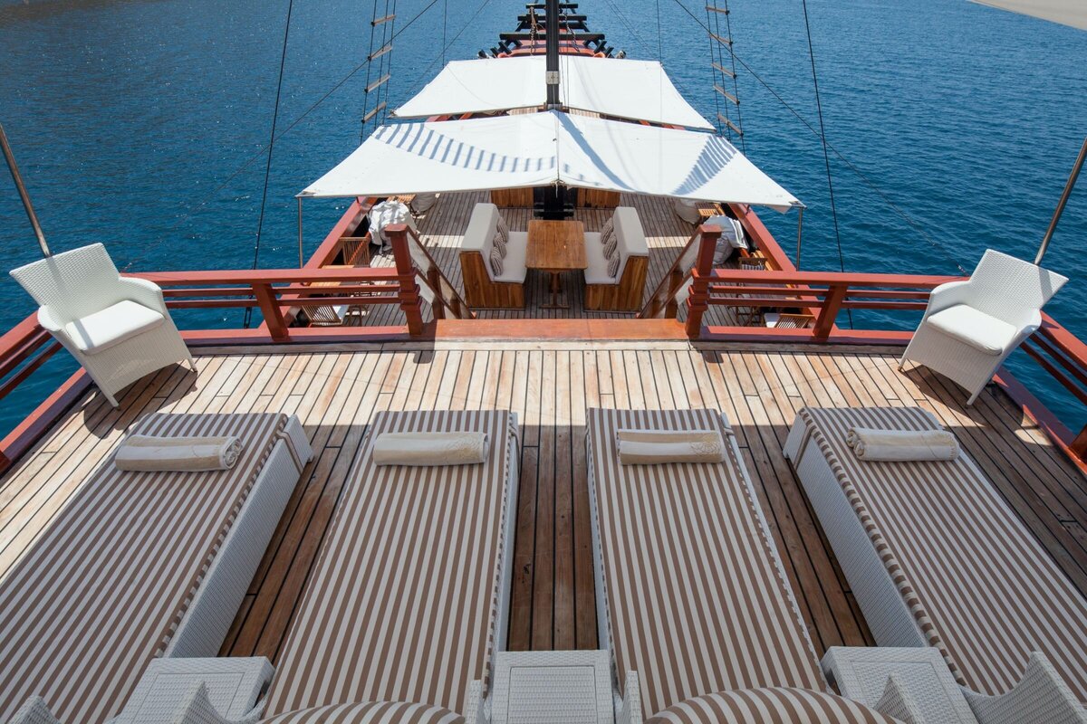 Samata Luxury Yacht Charter Komodo Deck 2