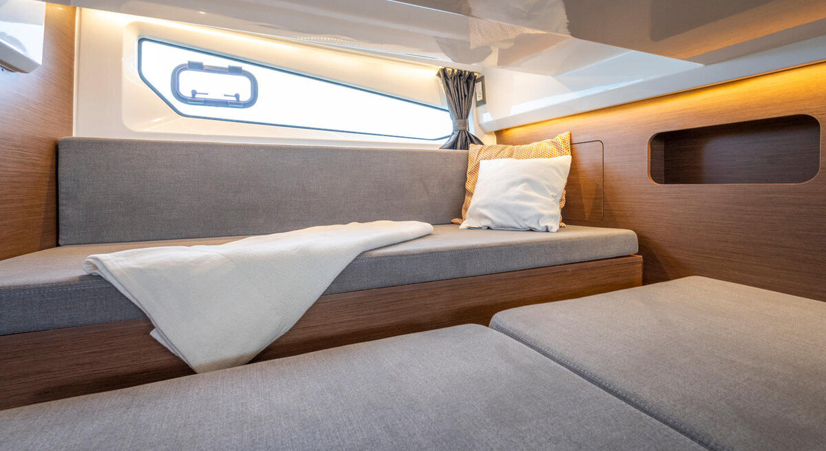 beneteau-antares-11FLY-interior-10