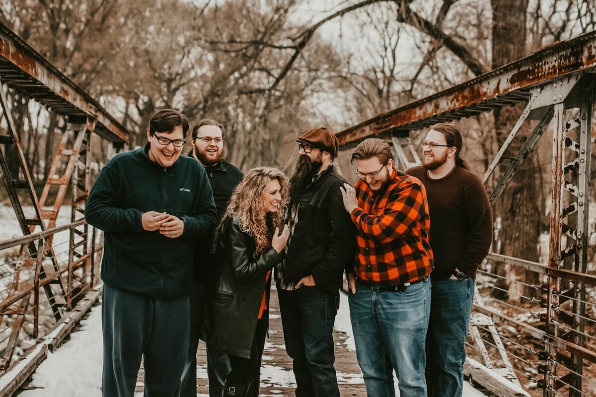 winter-family-photos-on-bridge-waterworks-park-iowa-storyteller-collective-photo-co
