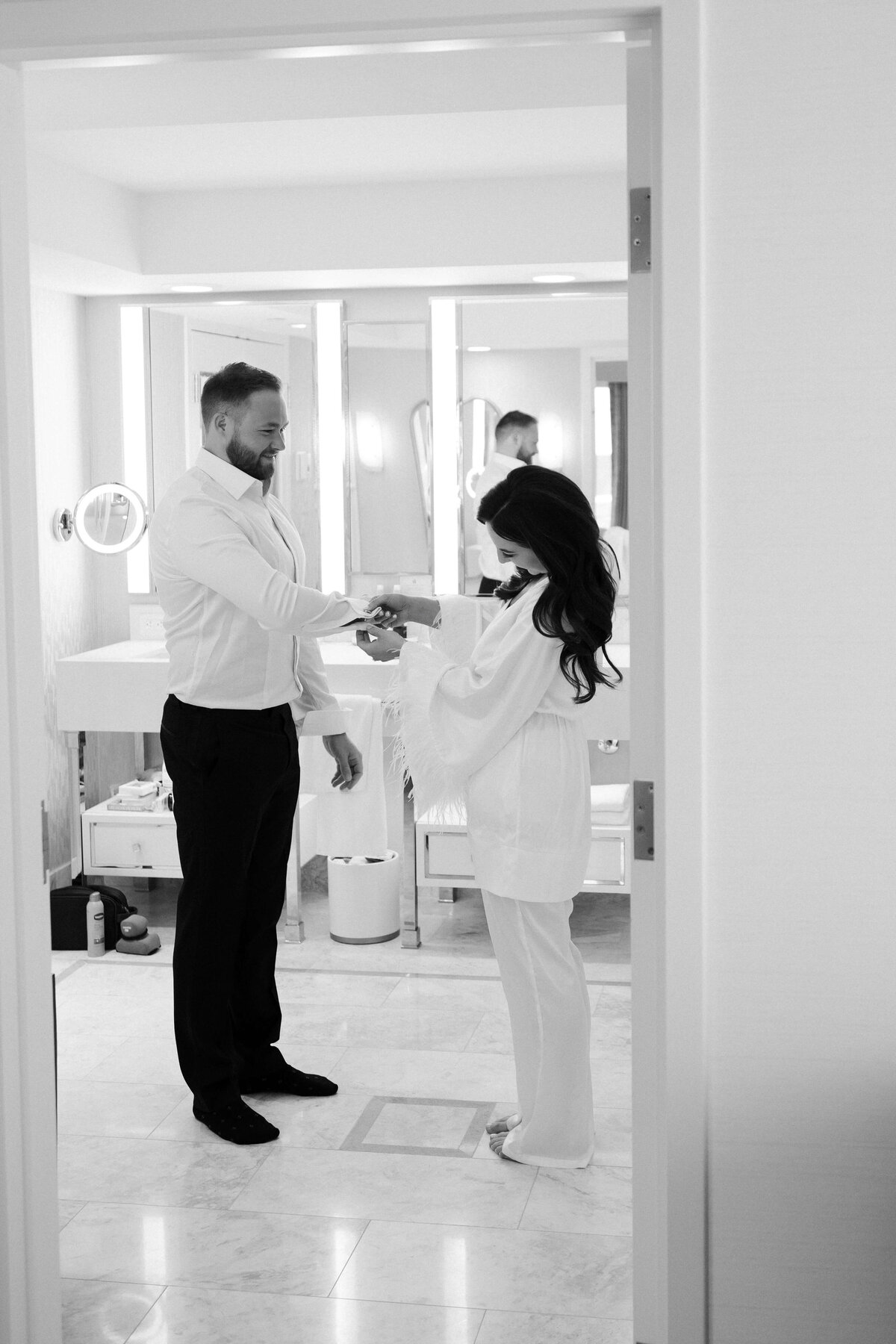 22riskyexposure_hannah-rory_las-vegas-elopement-photography