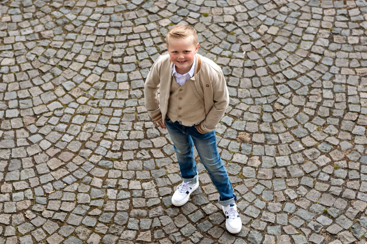 communie foto jongen op plein