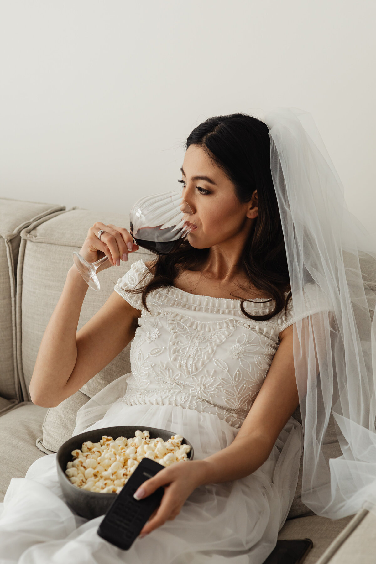 kaboompics_wedding-bride-popcorn-wine-watching-tv-29804