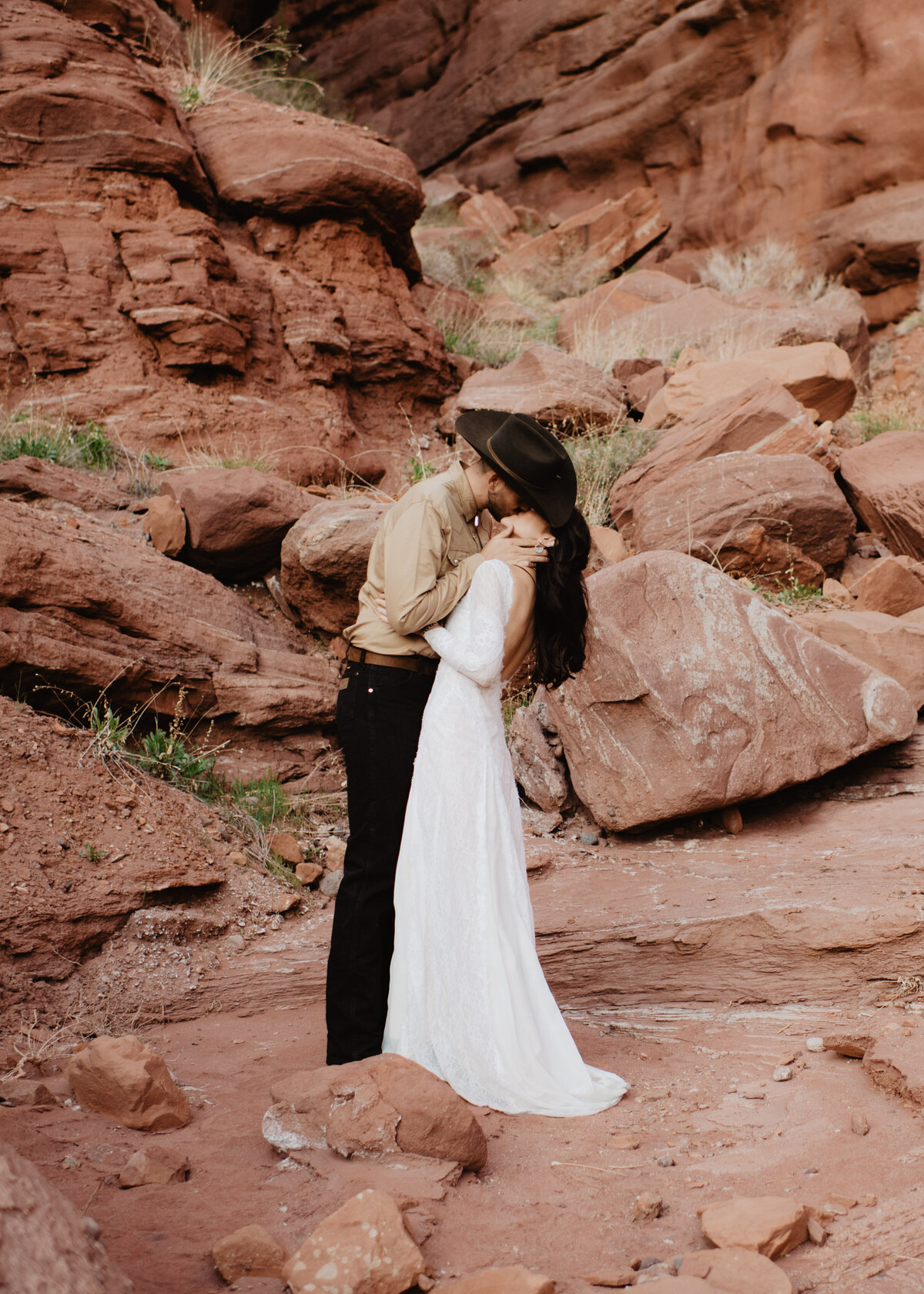 Utah Elopement Photographer captures bride and groom kissing