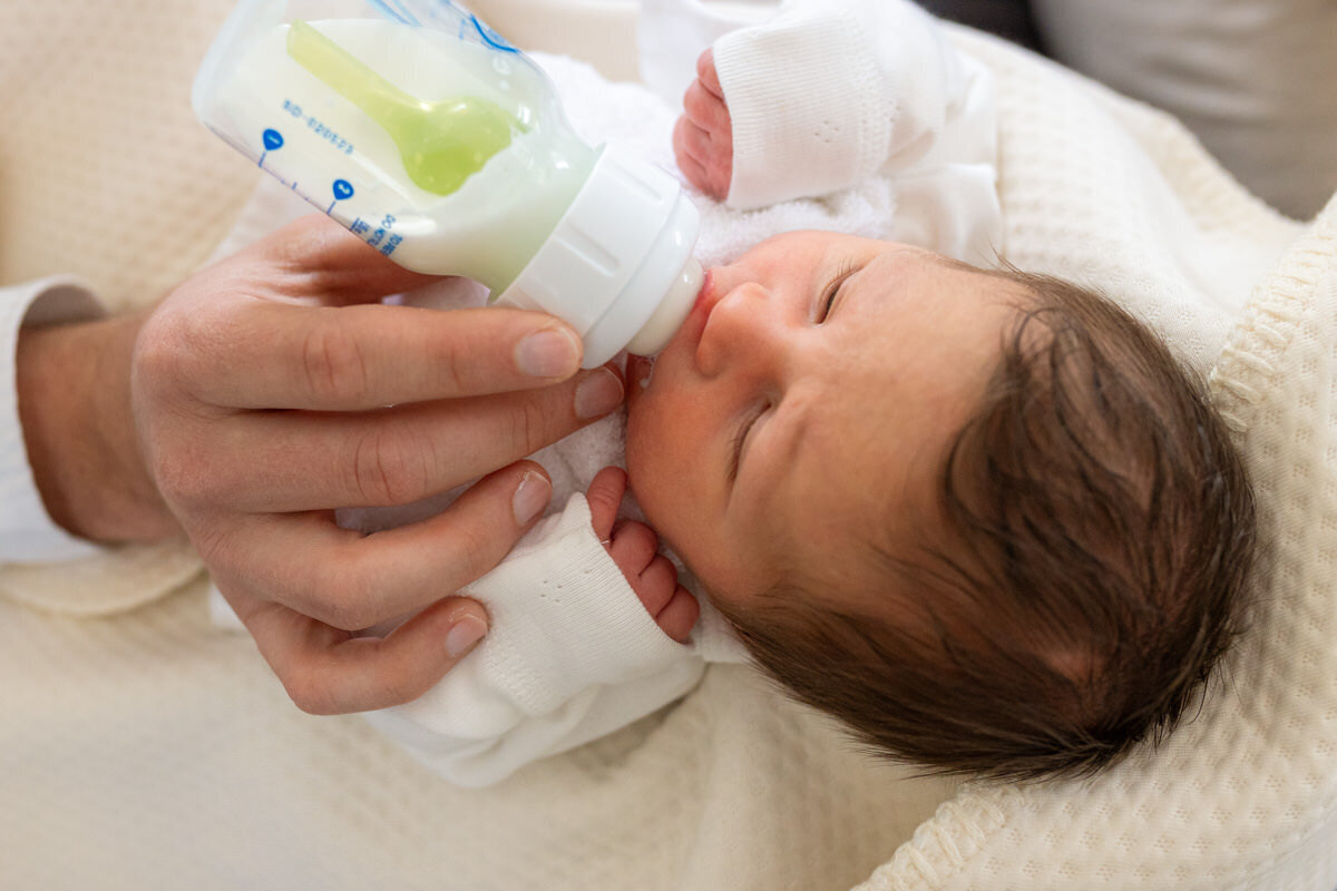 pasgeboren baby laten drinken uit flesje