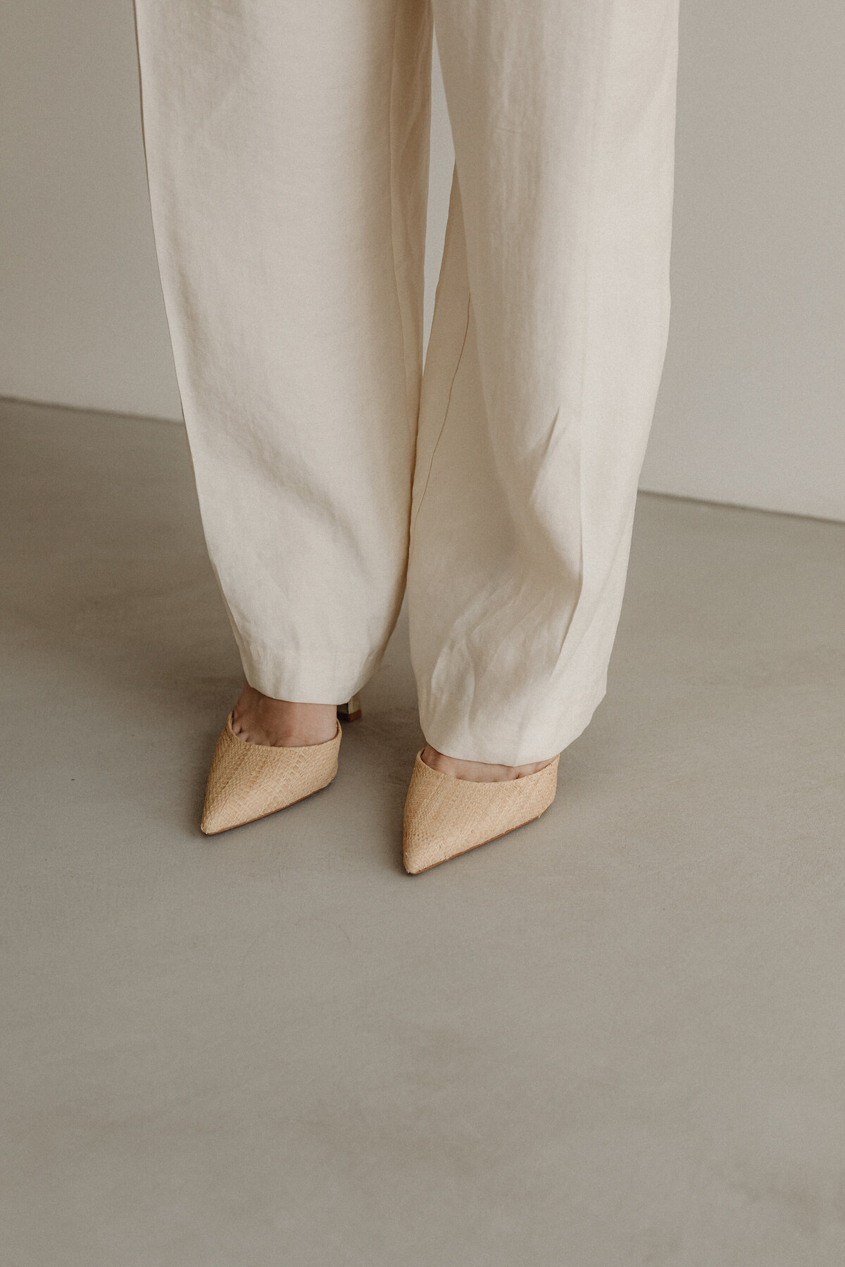 kaboompics_simplistic-sophistication-a-fashion-photoshoot-with-a-stunning-model-in-neutral-minimalist-outfits-30952