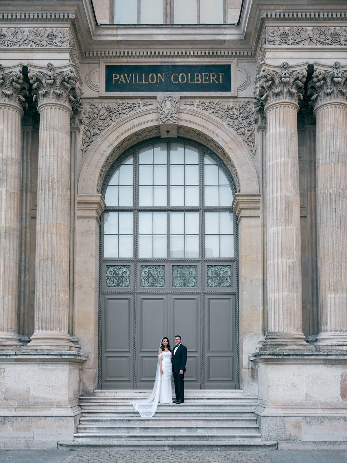 Bride and groom in front of the Pavillon Colbert in Paris