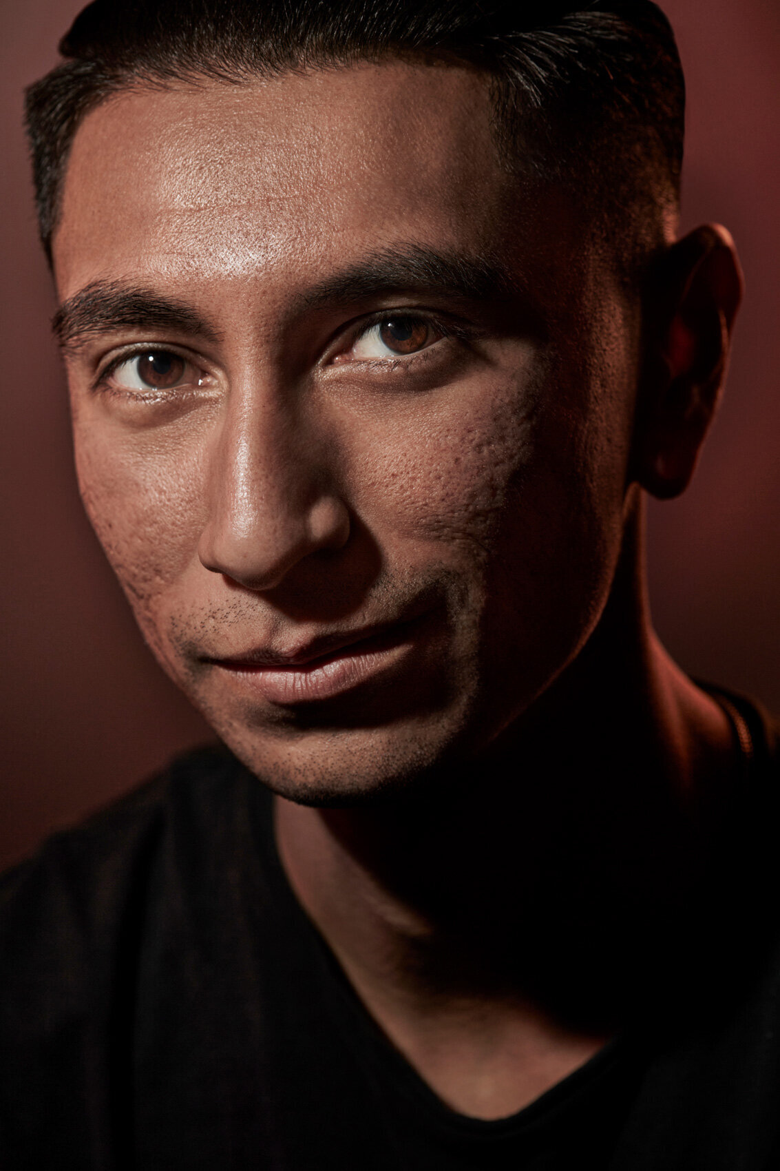 Intense portrait of Gerardo Alcantar with a focused expression, captured by Ylva Erevall.