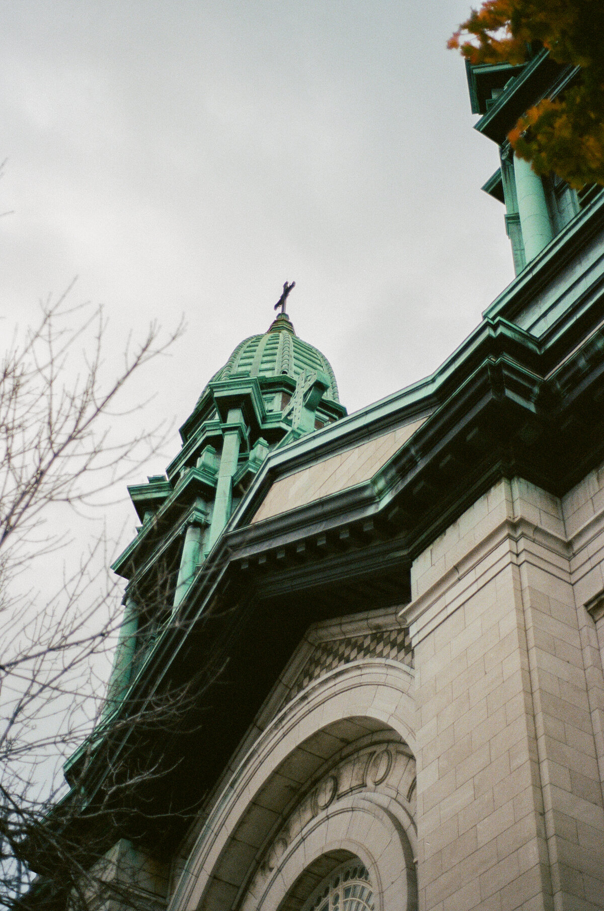 Photo argentique du mariage à l'église à Montréal, capturant l'atmosphère intemporelle et sacrée de la cérémonie.