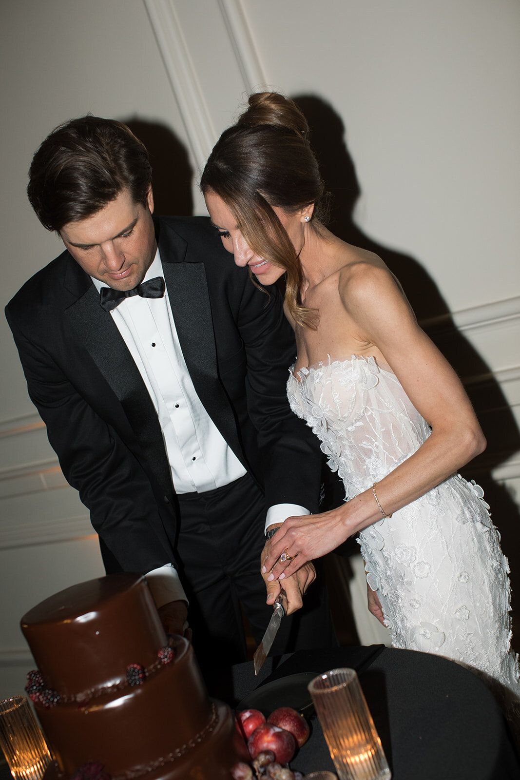 wedding-cake-portrait-at-woodway-country-club-ct