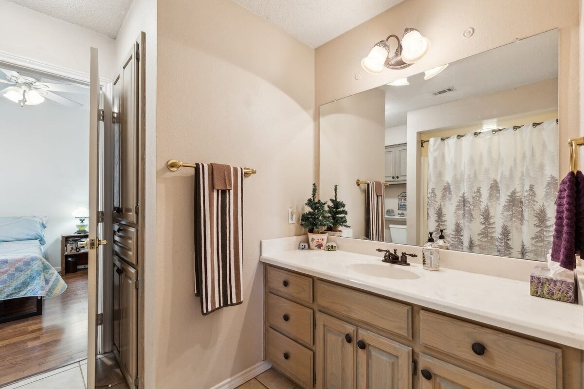 6419_shadow_lane_dallas_tx_secondary_bathroom_-_single_sink_vanity_with_shower_tub_combo_-_haven_realty_group