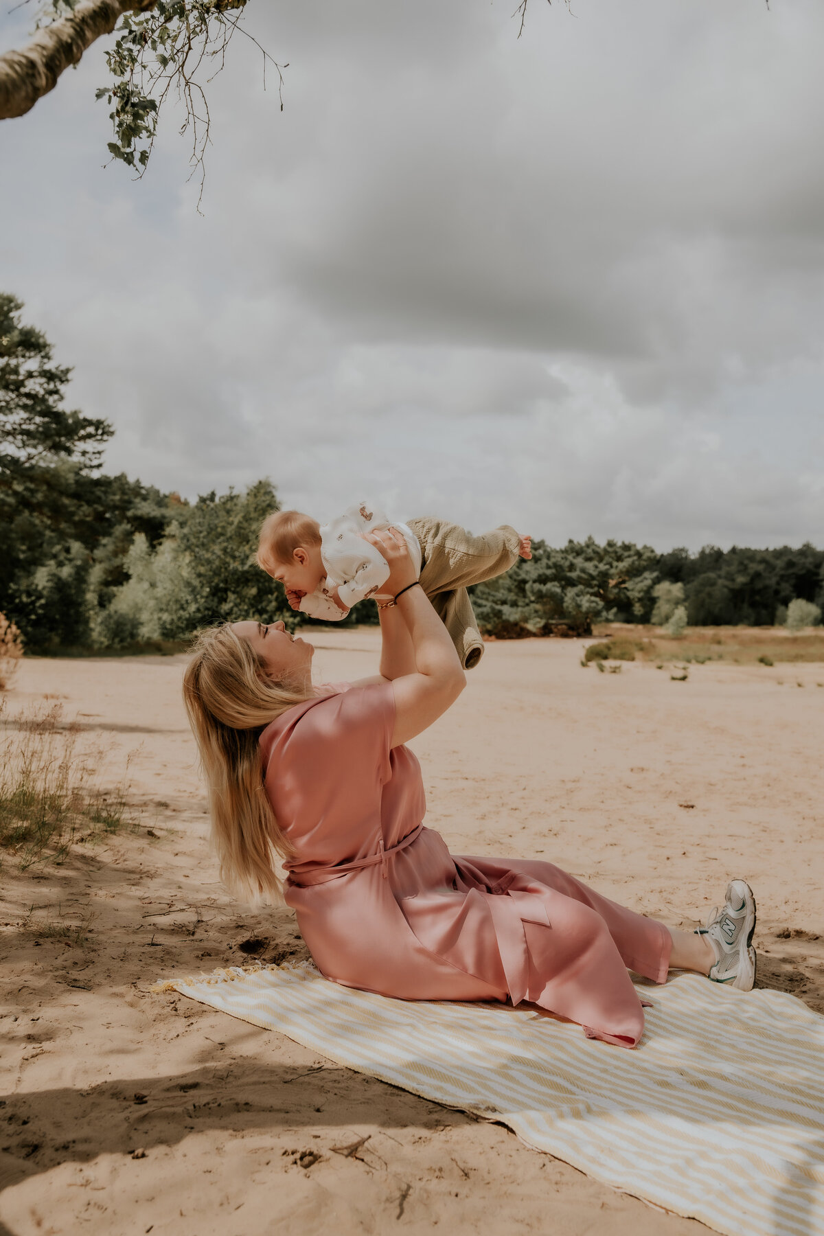 Mama en zoontje spelen op Kalmthoutse Heide tijdens familie fotoshoot