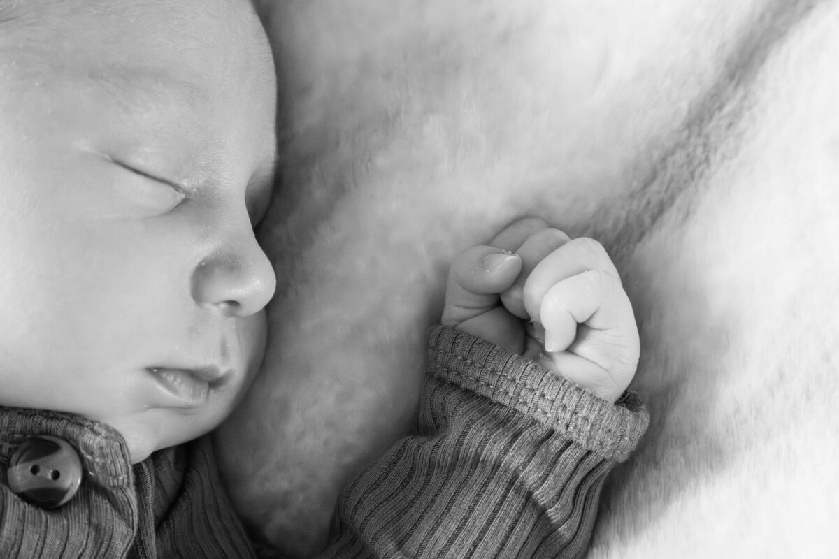 benson-newborn-shoot-bw-10