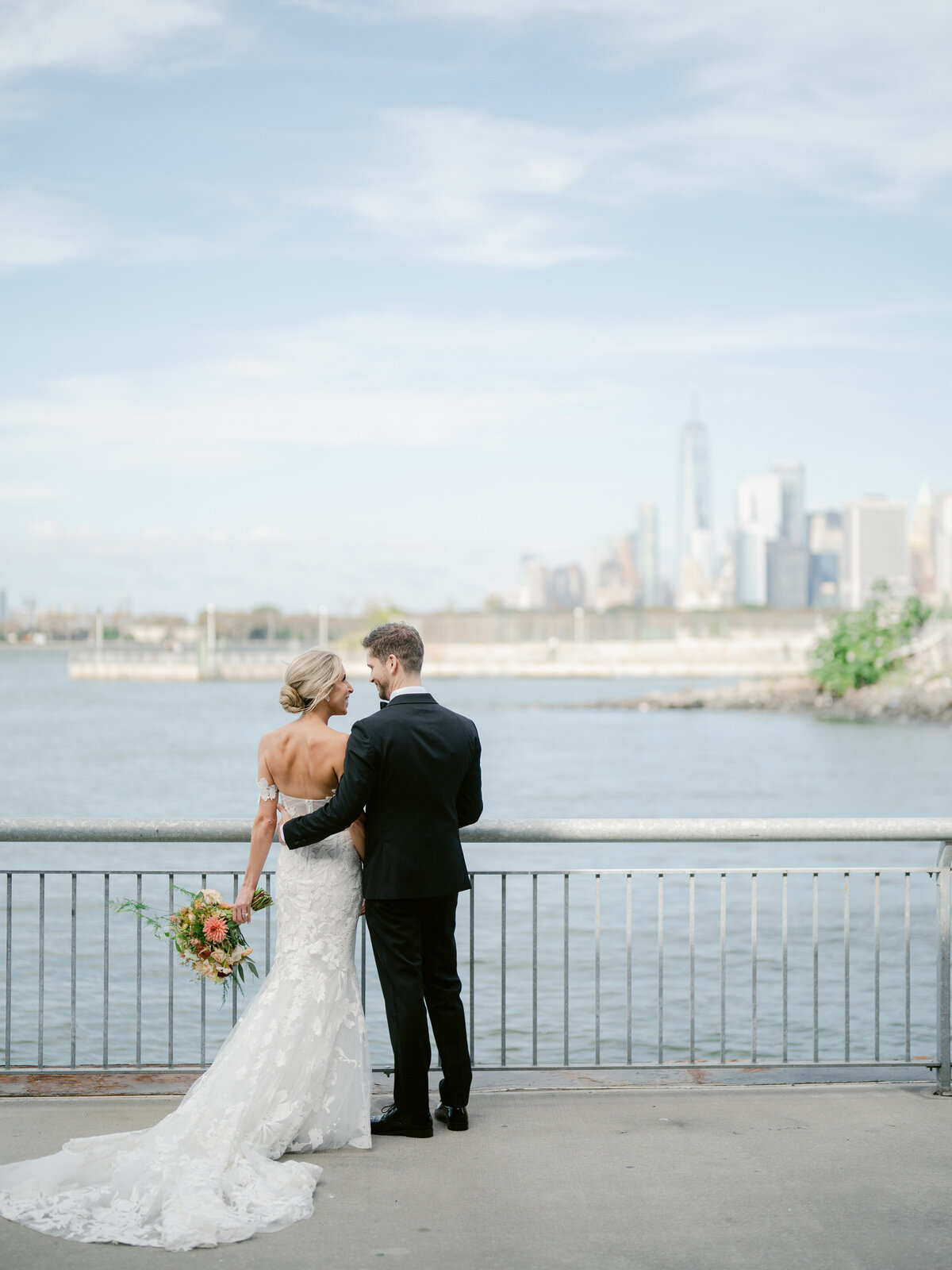 libertywarehouse-newyorkwedding-weddingwithaview-felixfeyginphotography-010