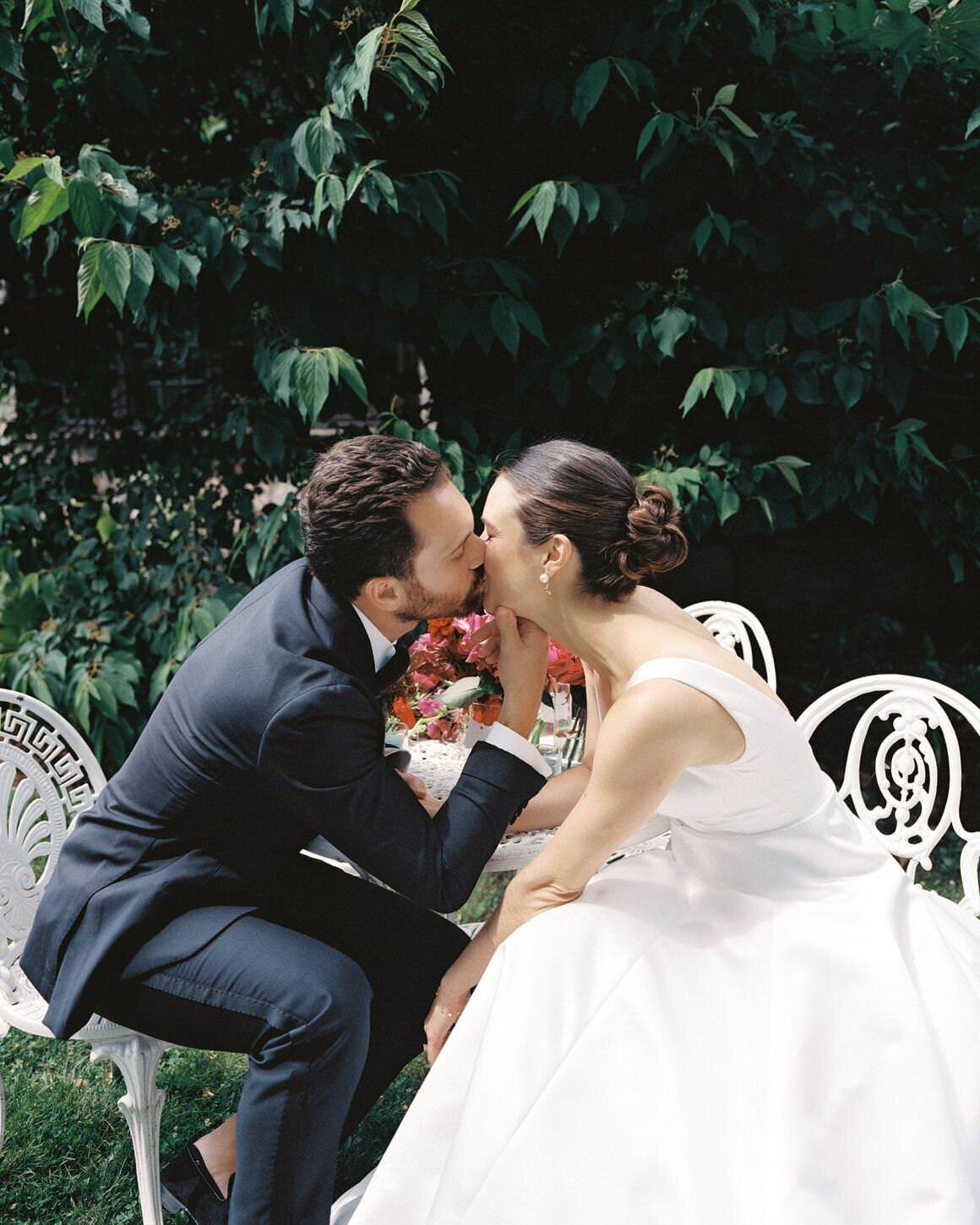 troutbeck-50-couple-in-close-embrace-under-the-trees-at-troutbeck-jenny-fu-studio