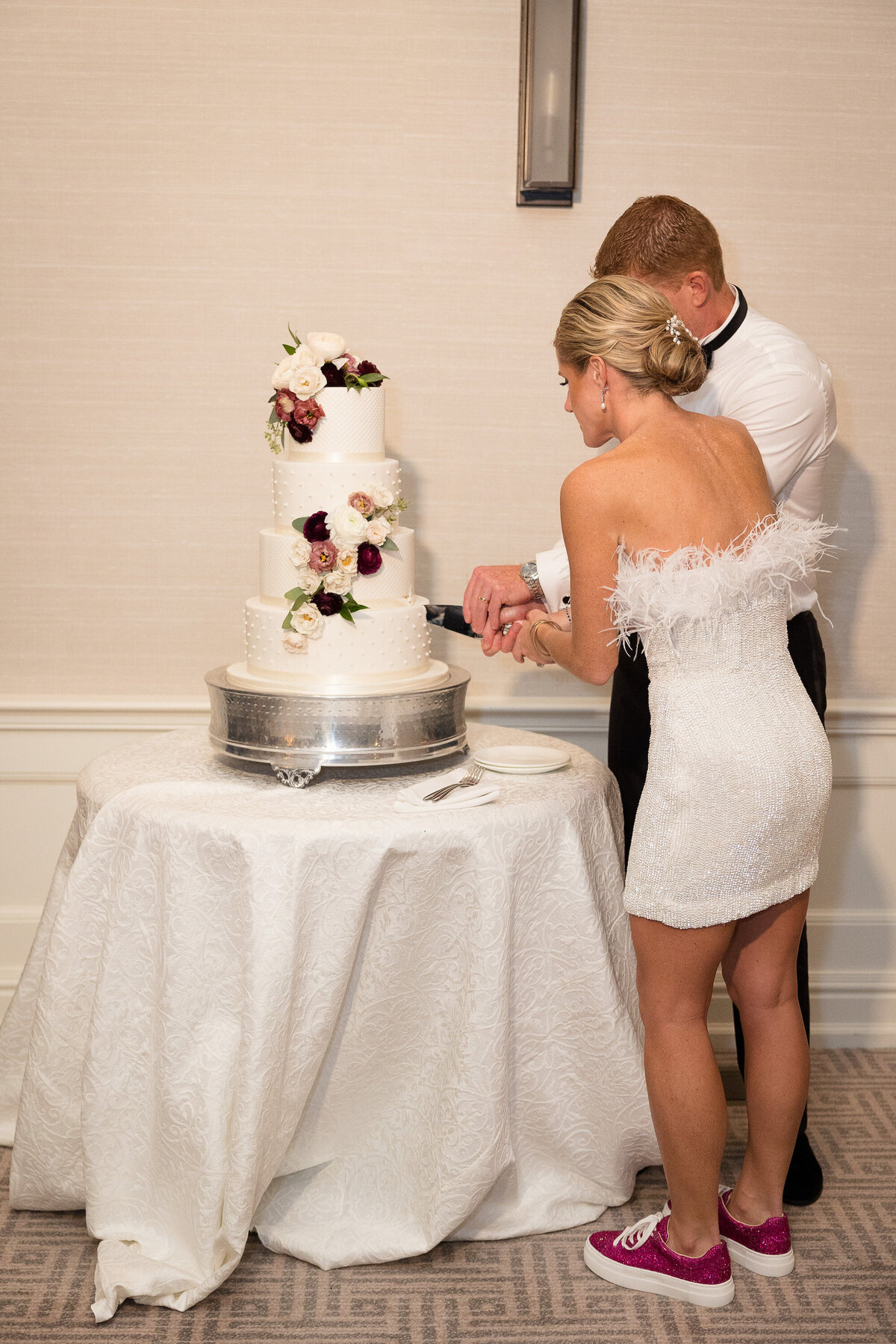 wedding-cake-flowers-new-canaan-country-club-ct-enza-events