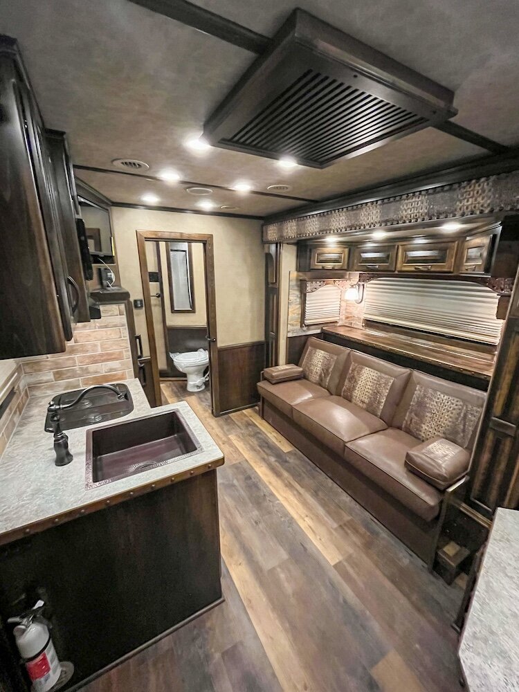 luxury-living-quarter-horse-trailers-trail-boss-conversions-living-areas-36