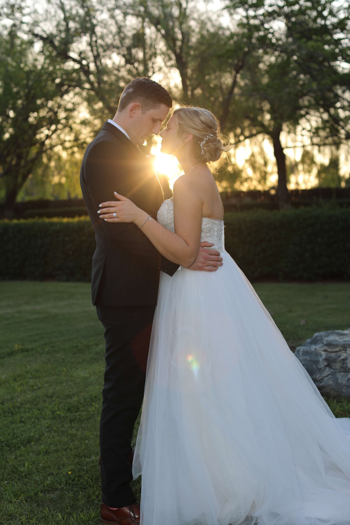 KS-Gray-Photography-newport-beach-wedding-photographer-wedding-couple-kissing-at-sunset