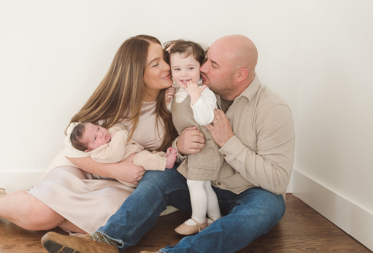 family-of-four-with-newborn-photos-by-miranda-suess-1563