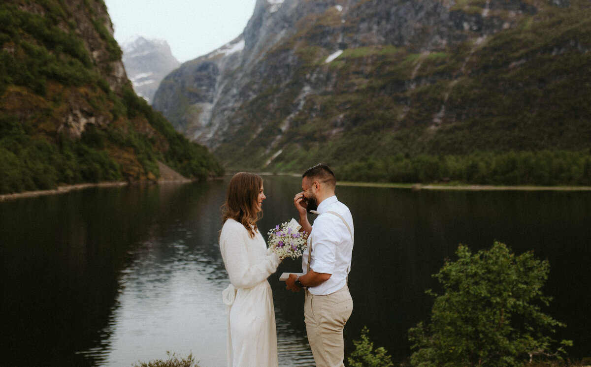 ett brudpar sträcker upp armarna i lycka under sin elopement på island