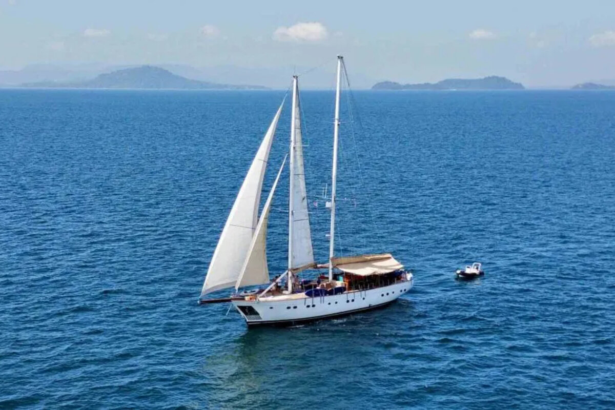The Blue Luxury Yacht Thailand Sailing Exterior 1