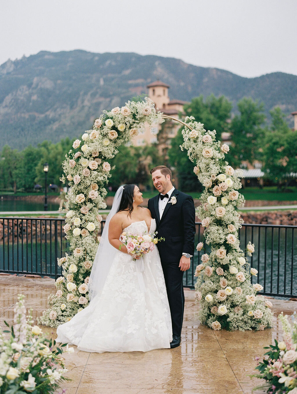 Colorado-mountain-wedding-broadmoor09-R1-E002