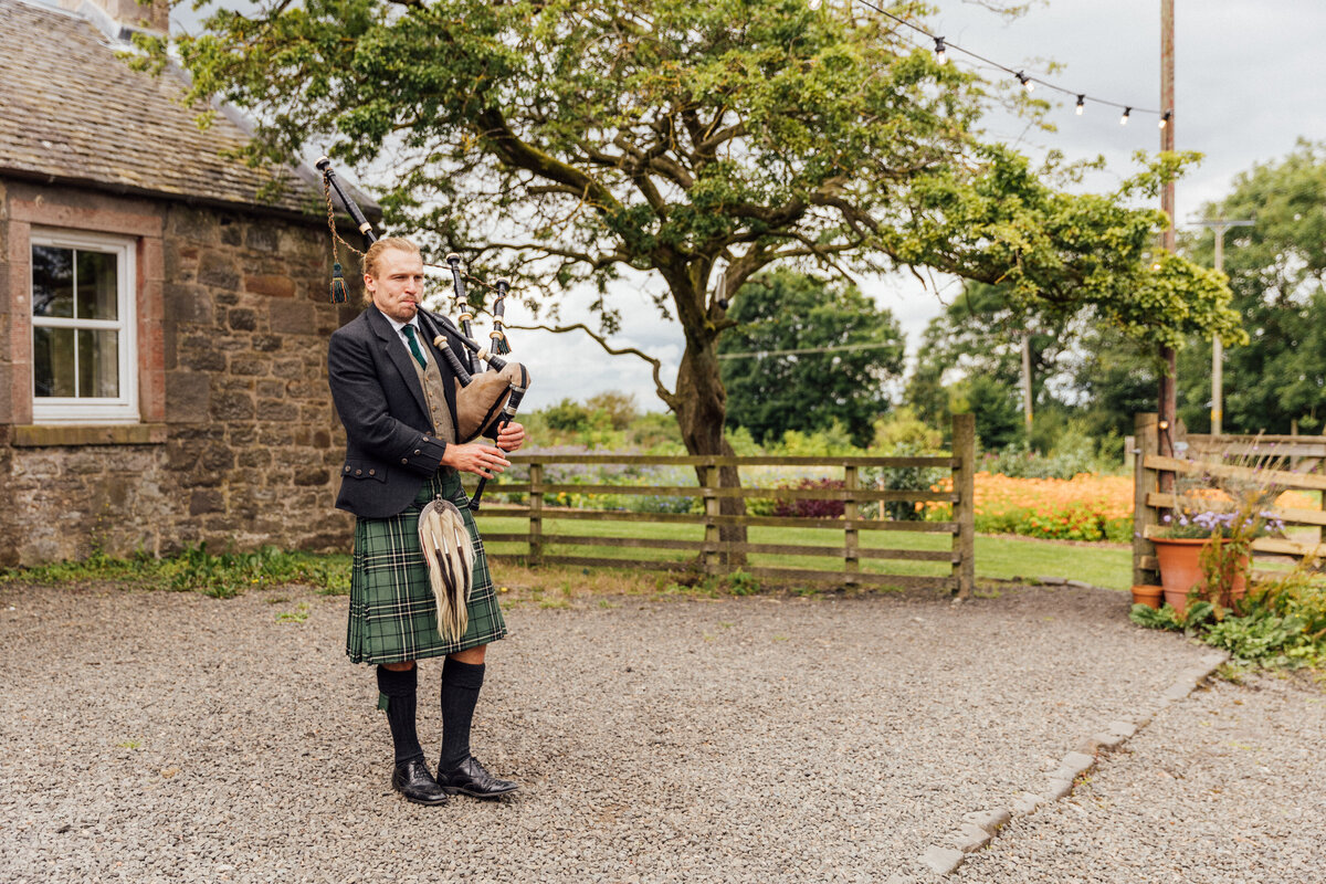 Bagpiper at The Free Company wedding in Edinburgh